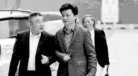 錢文忠（左）、小崔、蔡志忠（后）三位大咖步入錄制現(xiàn)場