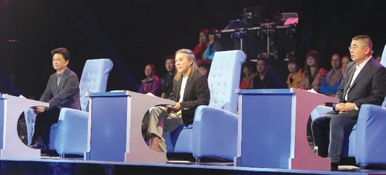 節(jié)目中，崔永元、蔡志忠、錢文忠 由左至右 三為成語先生妙語不斷