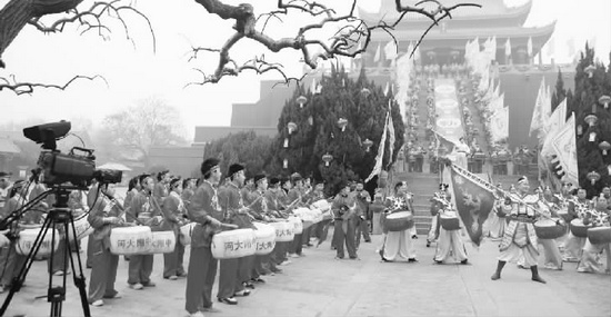 龍亭大殿臺(tái)階上的“盤鼓擂春”