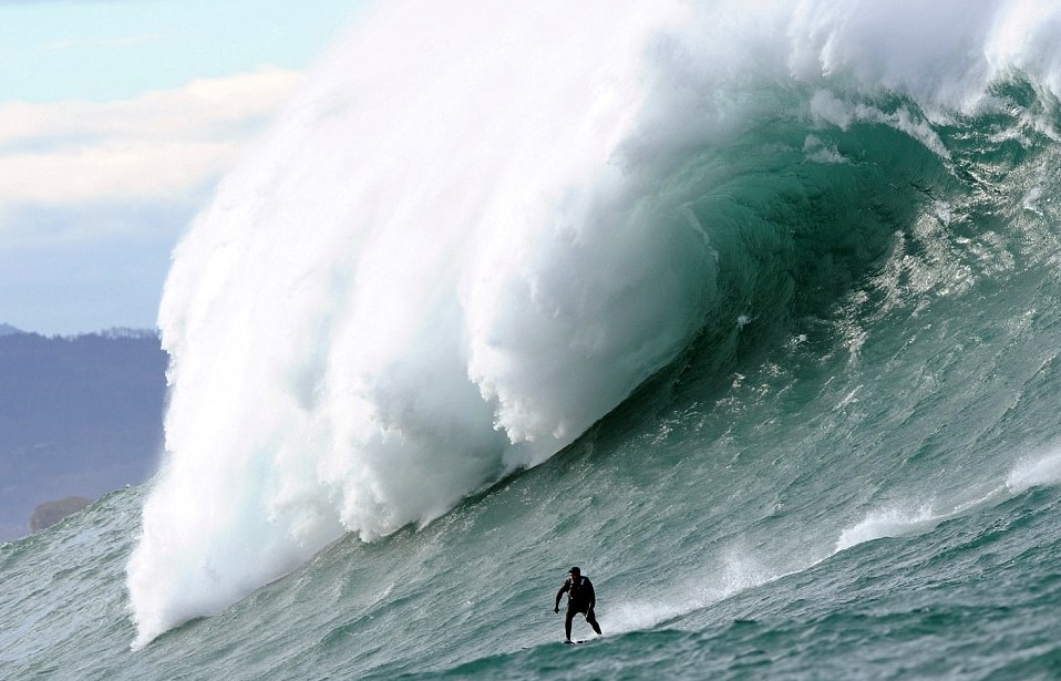 與20米高巨浪嬉戲！神勇弄潮兒沖浪場面超震撼