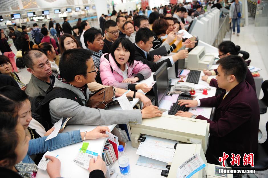 深圳機(jī)場滯留旅客情緒激動(dòng)