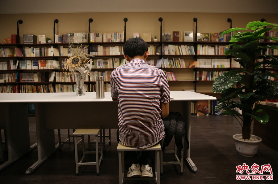 5月23日晚，鄭州一家24小時(shí)（周五、周六）書(shū)店?duì)I業(yè)。慕名而來(lái)的客人在看書(shū)。