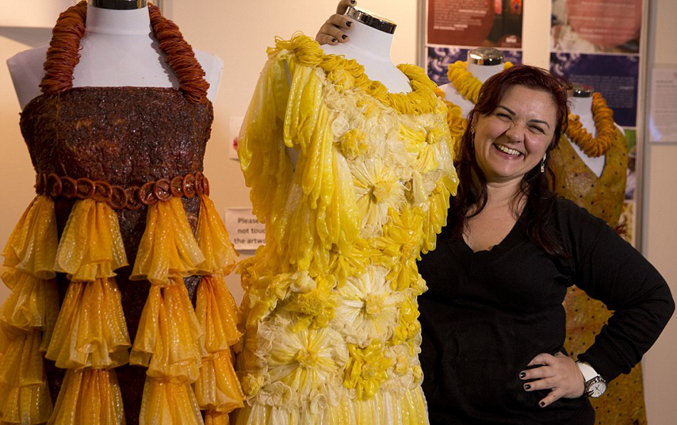 巴西藝術(shù)家用避孕套制作華麗連衣裙 巴西藝術(shù)家用避孕套制作華麗連衣裙