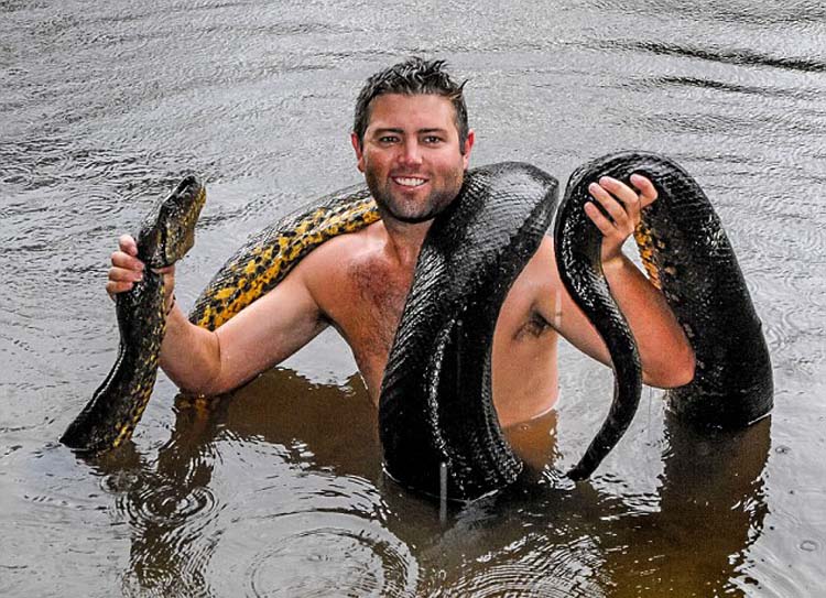 美一男子環(huán)游世界與最危險動物自拍留影 美一男子環(huán)游世界與最危險動物自拍留影