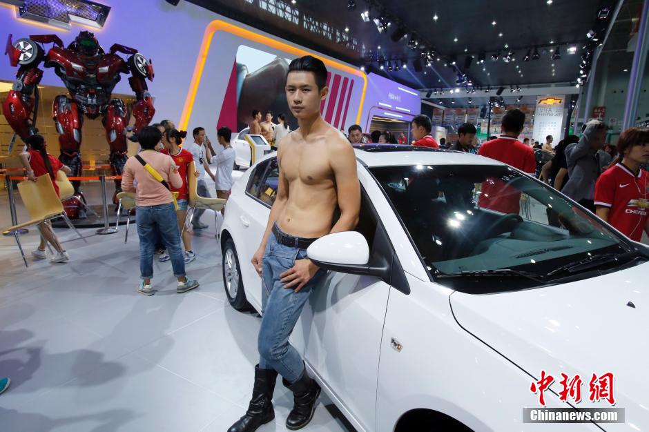 半裸男模助陣武漢國(guó)際車(chē)展