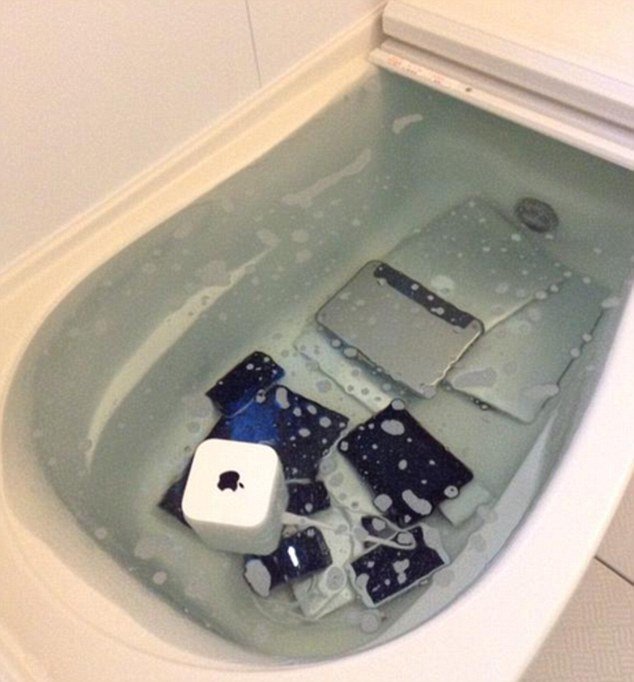 日本一女子報(bào)復(fù)出軌男友 給其所有蘋(píng)果裝備泡澡