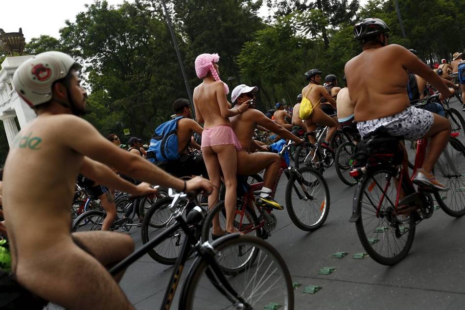 城市里的“裸騎”活動(dòng)現(xiàn)場(chǎng)畫(huà)面