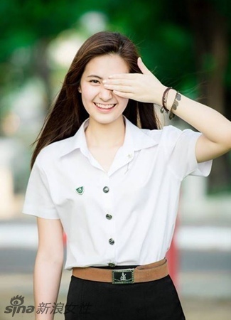 泰日混血美女走紅網(wǎng)絡 氣質(zhì)清純笑容甜美