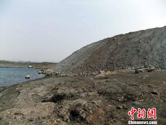 填湖造地，在鴨河水庫(kù)非法建設(shè)有越演越烈之勢(shì)。吳揚(yáng)　攝