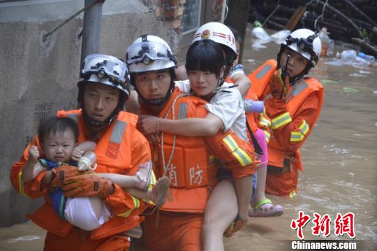 圖為漳平消防大隊涉水轉移被困群眾。