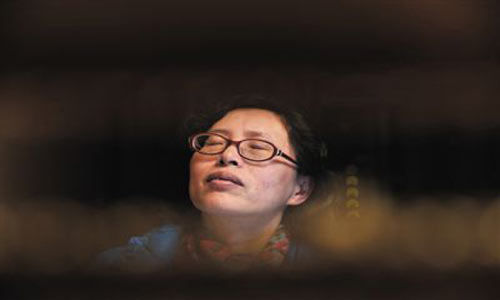 人們將醫(yī)療制度的憤懣情緒，寄托在這個(gè)走廊醫(yī)生身上，共同沉浸在受迫害的幻覺之中